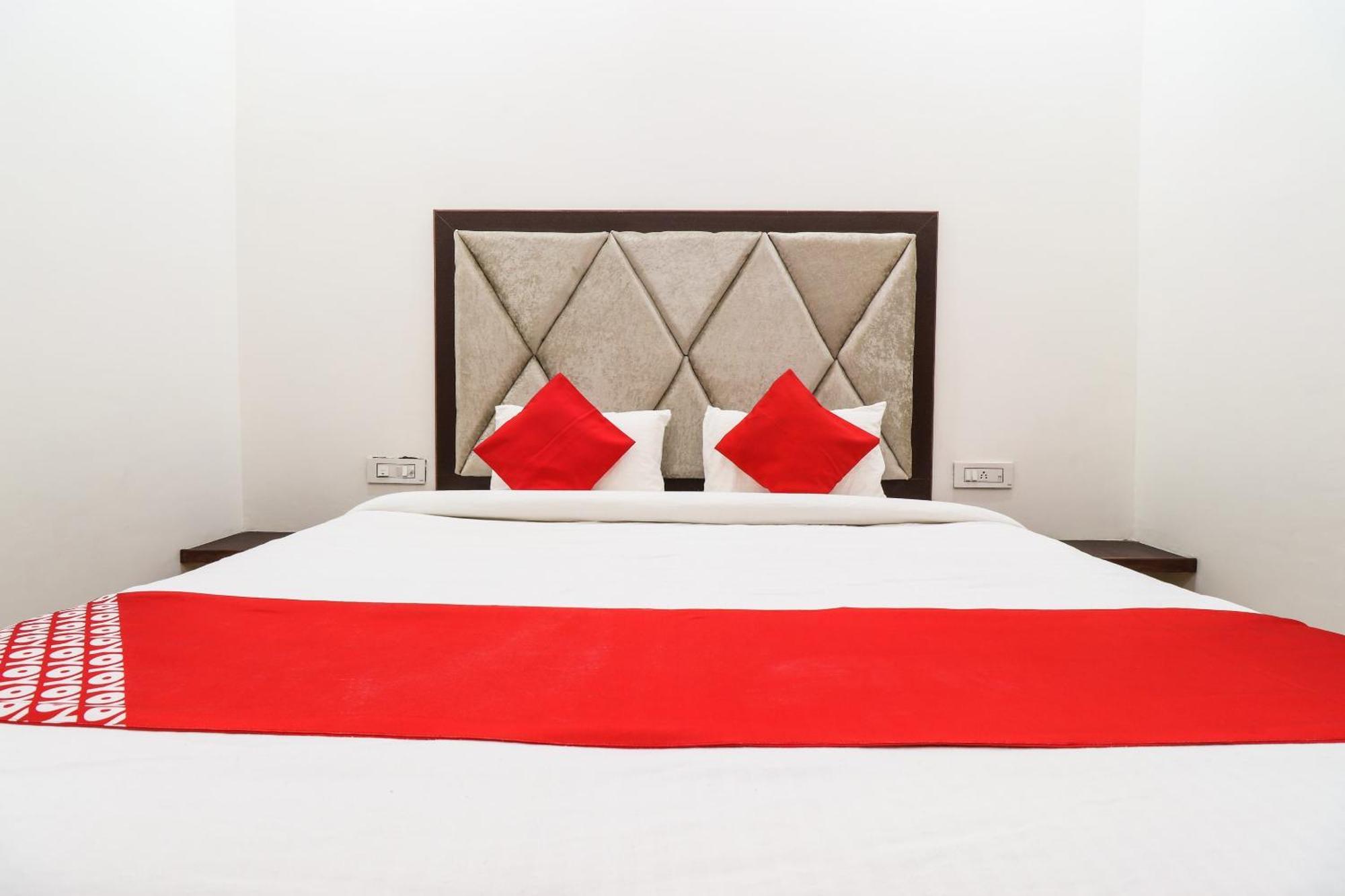 Hotel O Taj Royal Tajganj Bagian luar foto