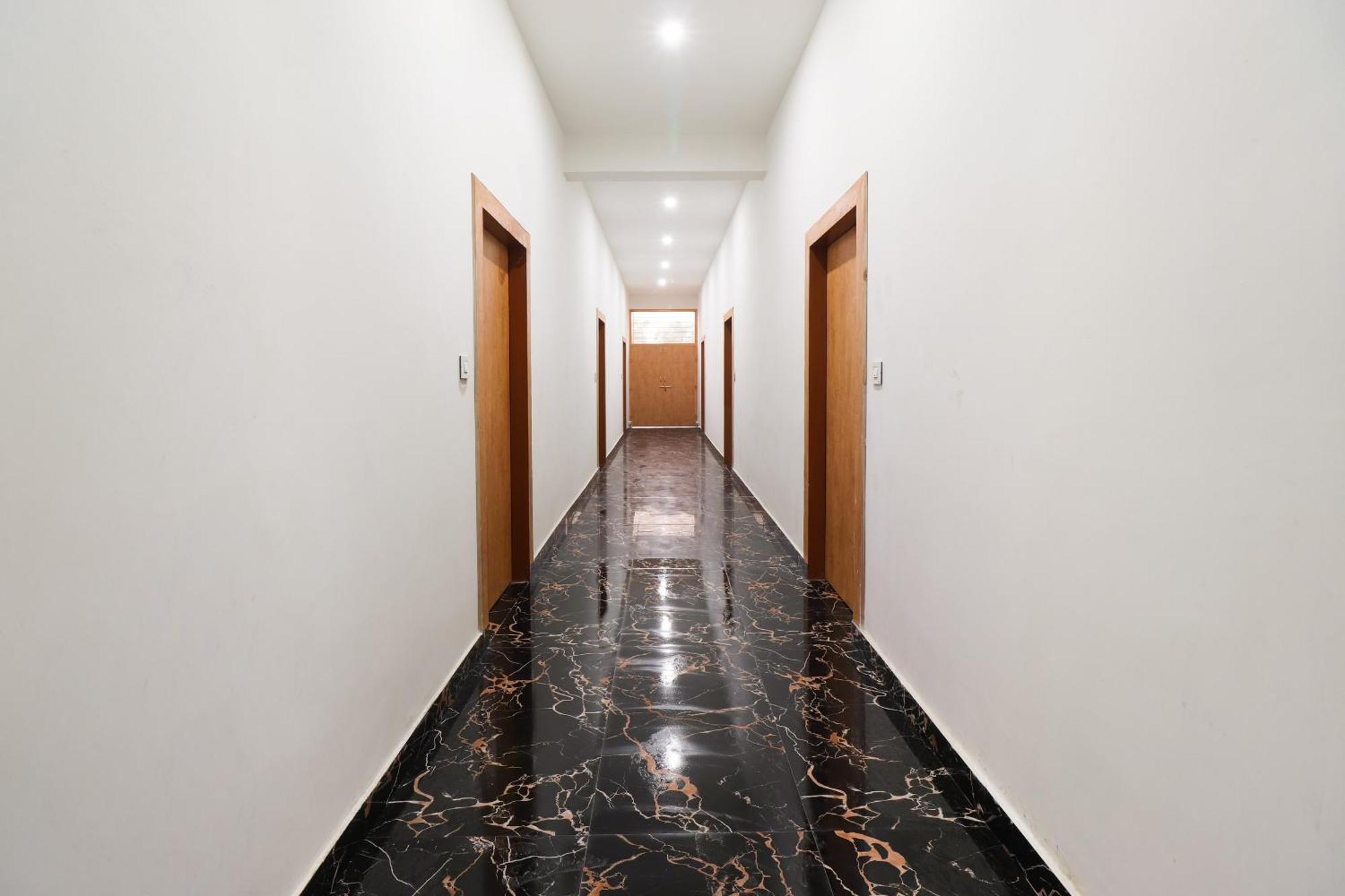 Hotel O Taj Royal Tajganj Bagian luar foto