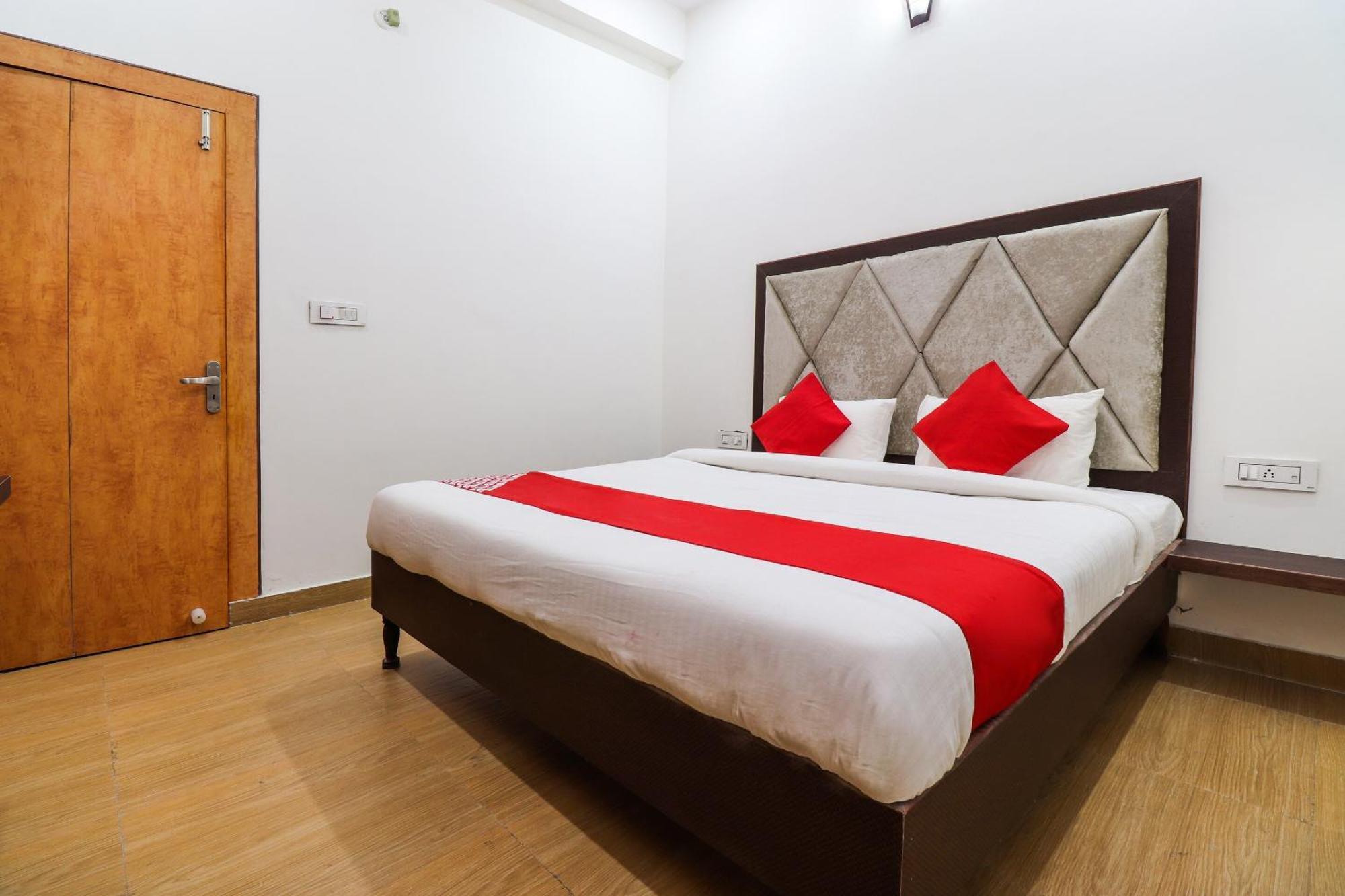 Hotel O Taj Royal Tajganj Bagian luar foto