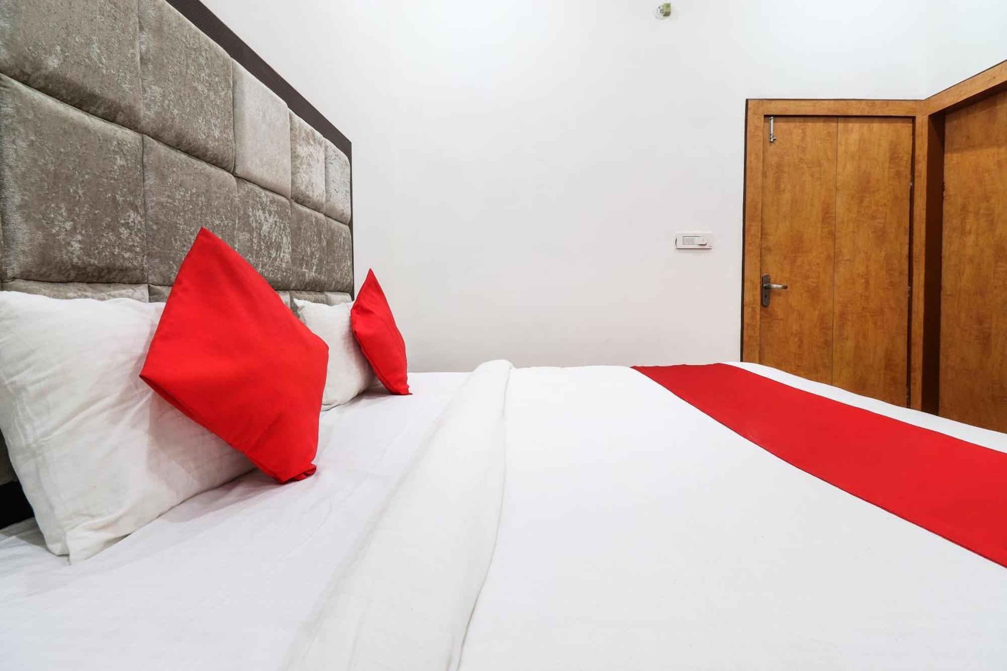 Hotel O Taj Royal Tajganj Bagian luar foto