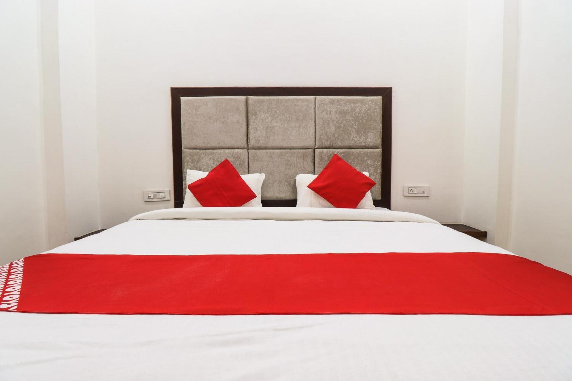 Hotel O Taj Royal Tajganj Bagian luar foto