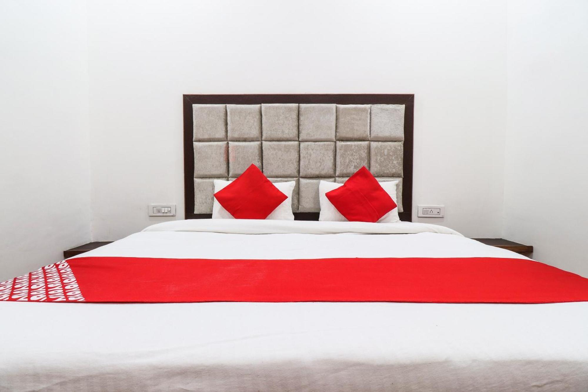 Hotel O Taj Royal Tajganj Bagian luar foto