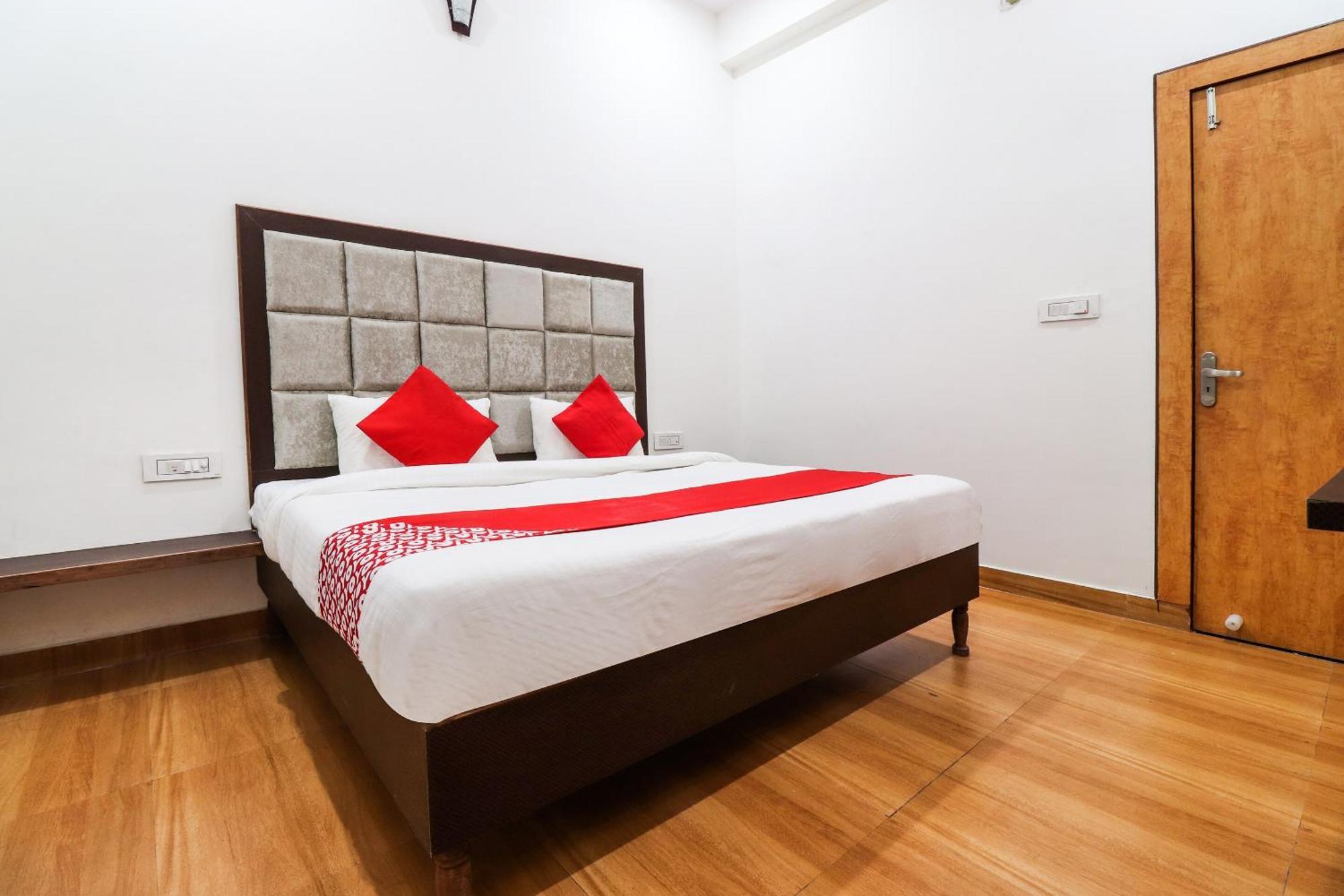 Hotel O Taj Royal Tajganj Bagian luar foto