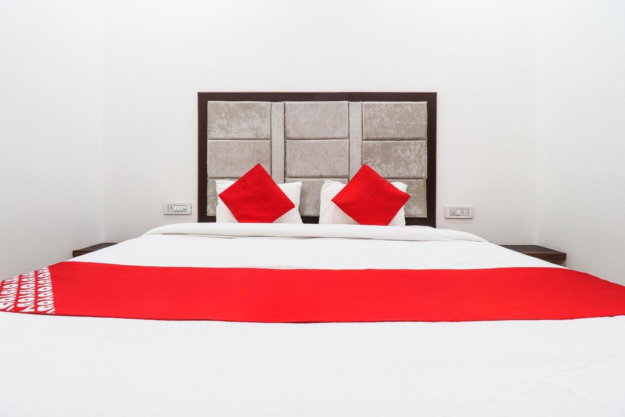 Hotel O Taj Royal Tajganj Bagian luar foto